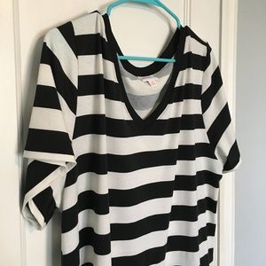 LuLaRoe Classic V-Neck T NWOT